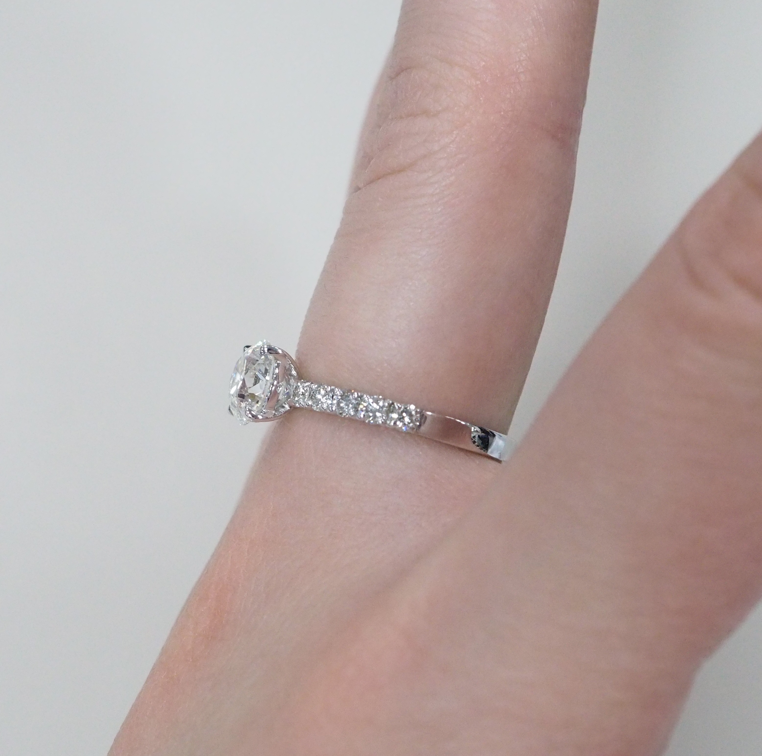 Кольцо из белого золота с бриллиантами